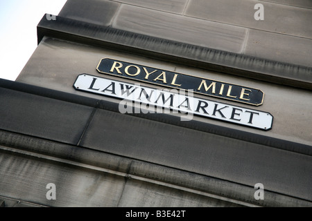 Straßenschild in Lawnmarket in Edinburghs Roytal Mile Stockfoto