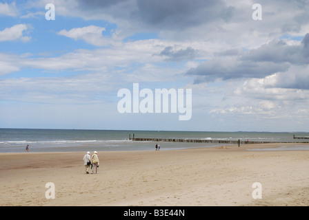 älteres paar spazieren am Strand Stockfoto