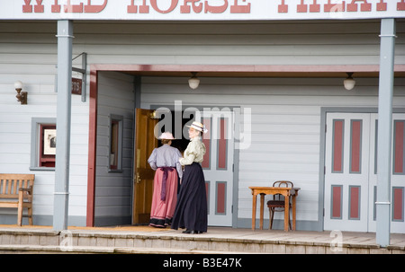 zwei Schauspielerinnen in traditionellen Kostümen - in der Tür eines Vintage Theaters Stockfoto