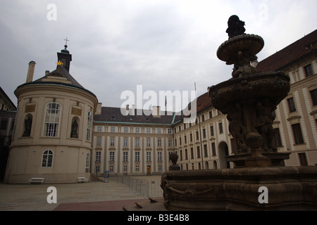 Heiligkreuzkapelle in den zweiten Hof der Prager Burg in Prag Tschechische Republik errichtet das Schloss zunächst im 10. cen Stockfoto