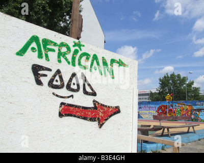 afrikanisches Essen Aushang am Yaam Zentrum von East-Side-Gallery, Berlin, Deutschland Stockfoto