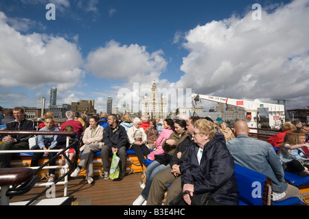 Liverpool Merseyside England UK Juli Passagiere auf Fähre über den Fluss Mersey Stockfoto