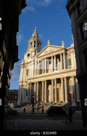 Westseite der St. Pauls Kathedrale gesehen zwischen zwei nahe gelegenen Gebäude London England Stockfoto