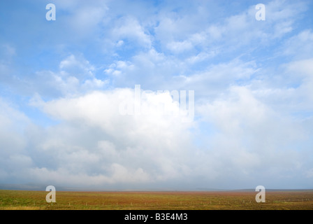 Große Weite des blauen Himmels über Moorland in Derbyshire "Great Britain" Stockfoto