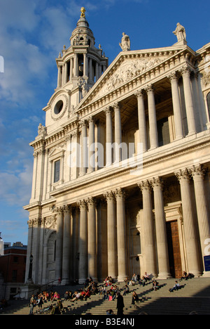 Westseite der St. Pauls Kathedrale überragt Touristen London England Stockfoto