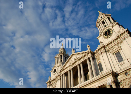 Westseite der St. Pauls Kathedrale und blauer Himmel London England Stockfoto