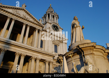 Denkmal der Königin Anne und Westseite des St Pauls Cathedral London England Stockfoto