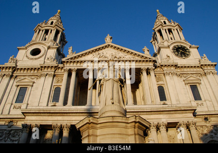 Denkmal der Königin Anne und Westseite des St Pauls Cathedral London England Stockfoto