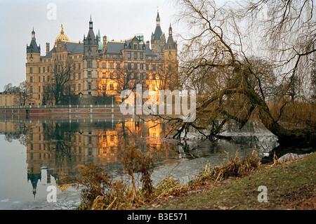 Schloss von Schwerin mit einem See in der Winterzeit ist der politische Wohnsitz von Mecklenburg Vorpommern Schloss Schwerin Stockfoto