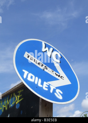 WC-Schild von der East Side Gallery in Berlin Deutschland Stockfoto