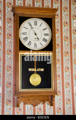 Antike Wanduhr - 5 bis 5 Stockfoto