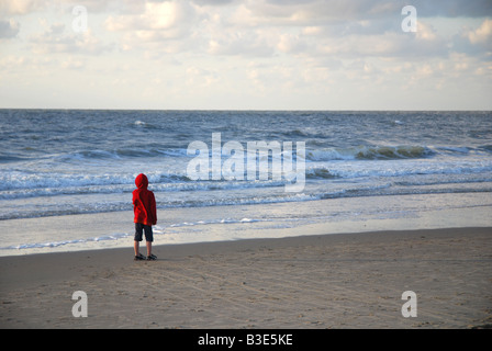 Strand-Szene mit kleinen Jungen in rot Stockfoto