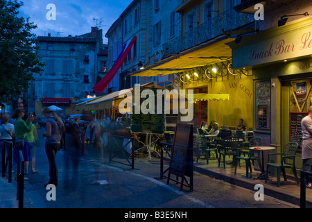 Straße und Café-Szene in der Nacht in Arles, Frankreich Stockfoto