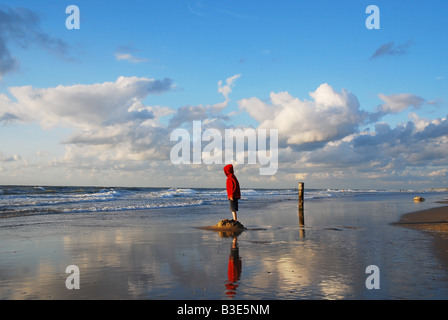 Strand-Szene mit kleinen Jungen in rot Stockfoto