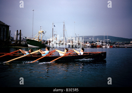 VIER MÄNNER IN DER AUSBILDUNG FÜR CURRAGH RENNEINSATZ IN DINGLE HARBOUR SÜDIRLAND Stockfoto