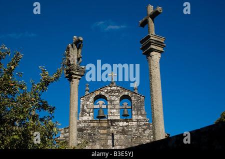 Iglesia Parroquial de Santiago romanische Kirche und Ausflug in das Dorf von Baamonde WAY OF SAINT JAMES in Galicien Spanien Stockfoto