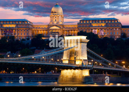 Königspalast und Kettenbrücke in Budapest Ungarn Stockfoto