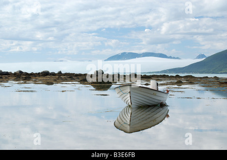 Kleines Boot in flachen Gewässern in der Nähe von Risoyhamn Nordnorwegen reflektieren Stockfoto