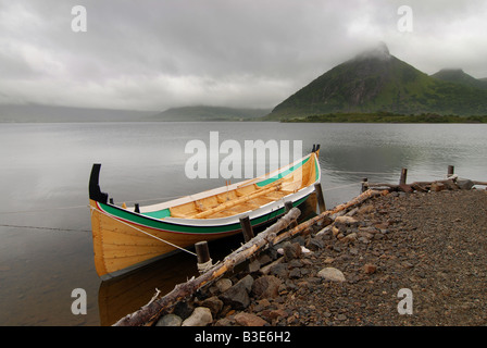 Traditionell geformte Boot vor Anker in das Wikingermuseum Borg Lofoten Inseln Nord-Norwegen Stockfoto