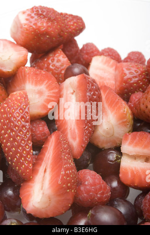 Ein Sommer-Obstsalat aus Erdbeeren Himbeeren und roten Trauben hergestellt Stockfoto