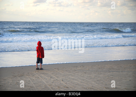 Strand-Szene mit kleinen Jungen in rot Stockfoto