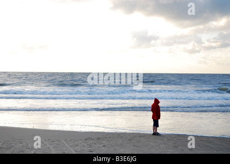 Strand-Szene mit kleinen Jungen in rot Stockfoto