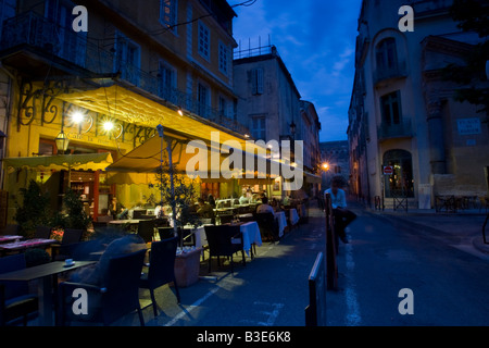 Das Cafe La Nuit berühmt geworden in einem Gemälde von Van Gogh in Arles, Frankreich Stockfoto