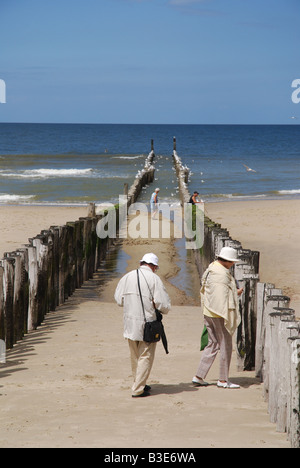 älteres paar spazieren am Strand Stockfoto