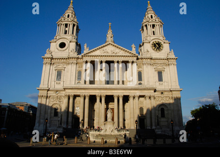 Westseite der St. Pauls Kathedrale gesehen von Ludgate Hill London England Stockfoto