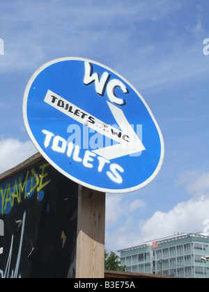 WC-Schild von der East Side Gallery in Berlin Deutschland Stockfoto