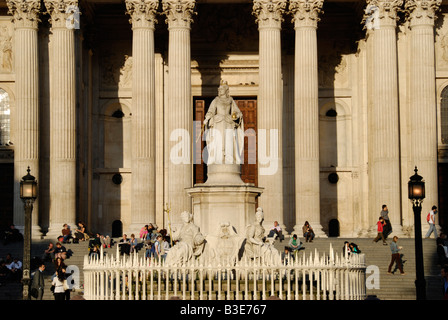 Queen Anne-Denkmal vor der Westseite des St Paul s Cathedral London England Stockfoto