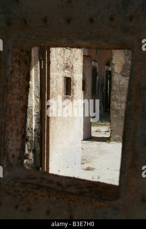 alten rostigen Stahl Gefängnis Zellentür in verlassenen Gefängnis Stockfoto