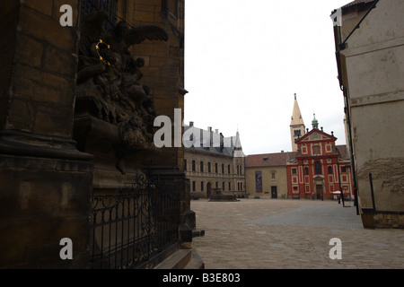 Blick auf St. George s Kloster von s St. Vitus Kathedrale in Prag Schloss Prag Tschechien die Burg errichtet zunächst in der Stockfoto