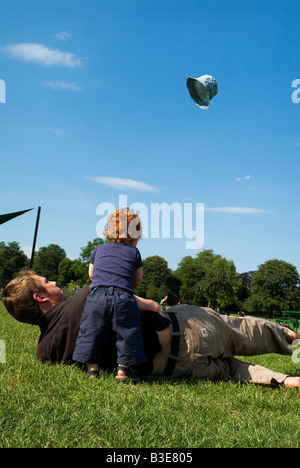 Ein Vater spielt mit seinem Sohn im Park. Stockfoto