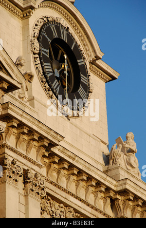 Uhr auf der Westseite des St Pauls Cathedral London England Stockfoto