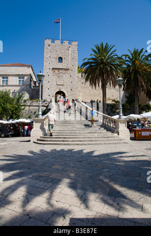 Korcula Treppe Eingang zur Altstadt, Veliki Revelin Turm mit Schatten der großen Palme im Vordergrund Stockfoto