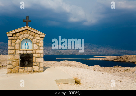 Kleine christliche Kapelle in der Nähe von Rab-Brücke in Kroatien vor Sturm Stockfoto