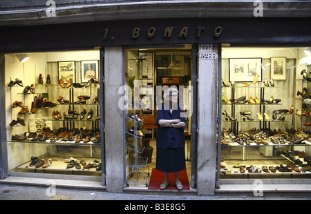 Italienische Schuh-Shop-Inhaber Stockfoto