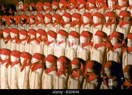 TOKYO JAPAN FIGUREN HÄLT DIE ÜBERRESTE VON ABTREIBUNGEN REPRÄSENTIERT JEDE FIGUR EINEN FÖTUS 1987 Stockfoto