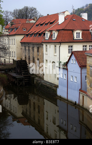 Ansicht des Großpriorats Mühle und Wasserrad in der Teufel s Stream Čertovka in kleine Viertel von Prag Tschechien Stockfoto