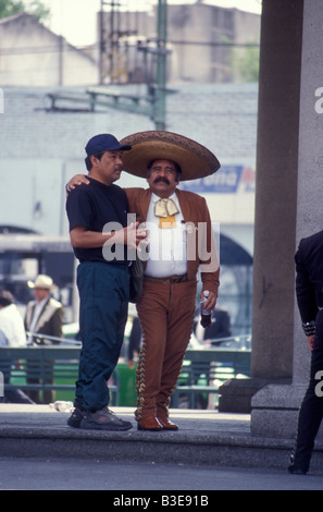 Mariachi-Spieler mit seinen Arm um einen Freund in Plaza Garibaldi, Mexiko-Stadt Stockfoto