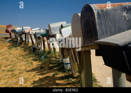 Reihe von Postfächern in der ländlichen Central Valley von Kalifornien USA vor einem tiefblauen Himmel Stockfoto