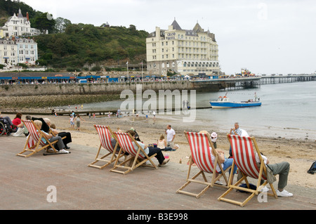 Eine Reihe von Liegestühlen an Llandudno promenade Stockfoto