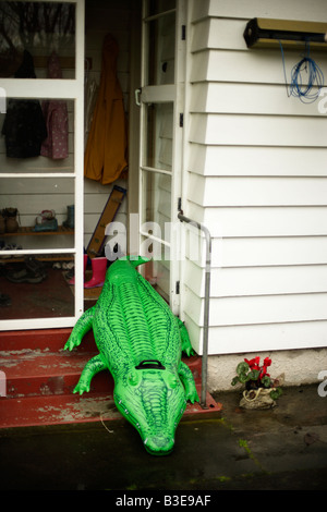 Aufblasbare Krokodil Serie aus dem Haus gehen Stockfoto