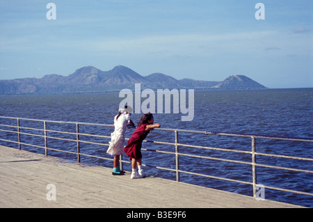 Zwei Mädchen mit Blick auf Lake Managua auf dem Malecón in Managua, Nicaragua Stockfoto