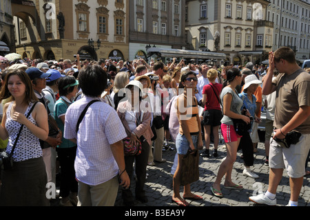 Touristen warten in der Prager Altstädter Ring für das alte Rathaus Astronomische Uhr, schlug 12:00 Stockfoto