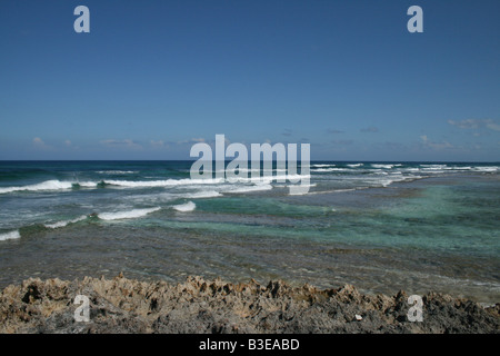Blick auf Korallenriff und Atlantik direkt vor das Abaco Inn, Elbow Cay, Abaco, Bahamas. Stockfoto