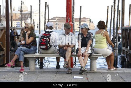 Reife Reisende auf Marmor Bank in Venedig Stockfoto