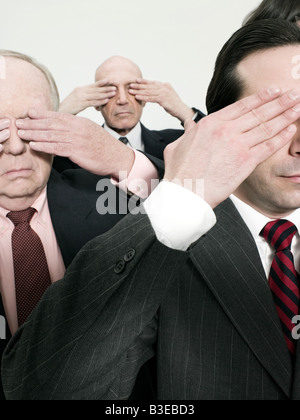 Geschäftsleute, die Augen bedecken Stockfoto