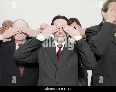 Geschäftsleute, die Augen bedecken Stockfoto